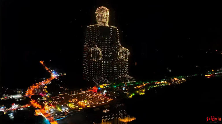 快来看立体“乐山大佛”！四川乐山3000架无人机表演闪耀夜空