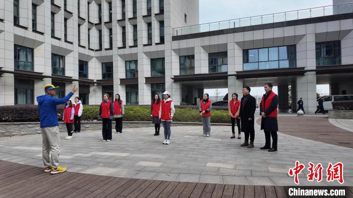 又到飞絮季！2025杨柳絮盛飞预警地图来了 六字口诀全方位防护